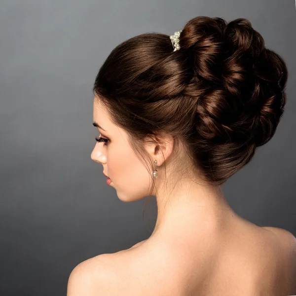 Vackra sensuella brunnete med elegant frisyr. Bröllop tillbehör — Stockfoto