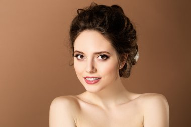 Güzel kız modeli moda doğal makyajlı. Takı ve c