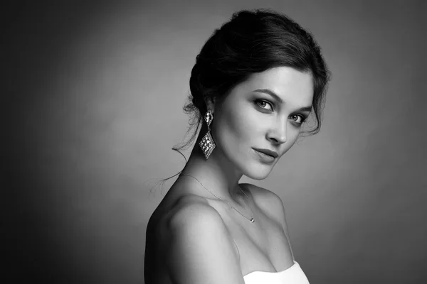 Beautiful sensual brunnete with elegant hairstyle. Wedding acces — Stock Photo, Image