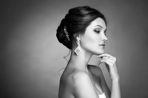 Beautiful sensual brunnete with elegant hairstyle. Wedding acces — Stock Photo, Image