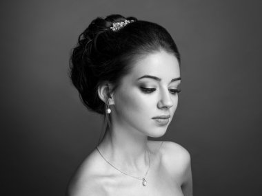 Zarif saç modeli ile güzel duygusal brunnete. Acces düğün