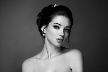 Zarif saç modeli ile güzel duygusal brunnete. Acces düğün