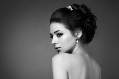 Zarif saç modeli ile güzel duygusal brunnete. Acces düğün