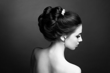 Zarif saç modeli ile güzel duygusal brunnete. Acces düğün