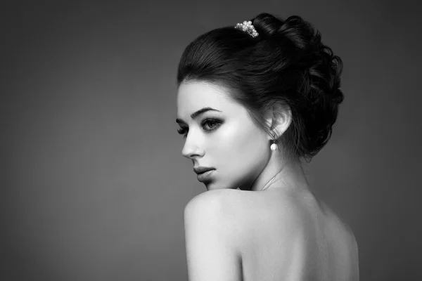 Beautiful sensual brunnete with elegant hairstyle. Wedding acces — Stock Photo, Image