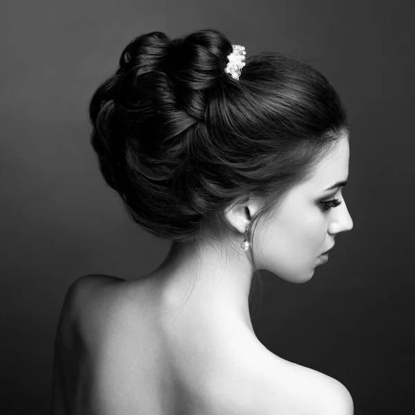 Gyönyörű érzéki brunnete elegáns frizura. Esküvői bejárás — Stock Fotó