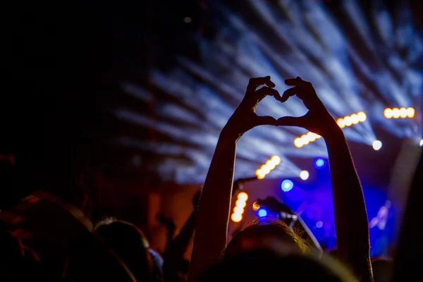 Mãos em forma de coração no concerto, amando o artista e a festiva — Fotografia de Stock