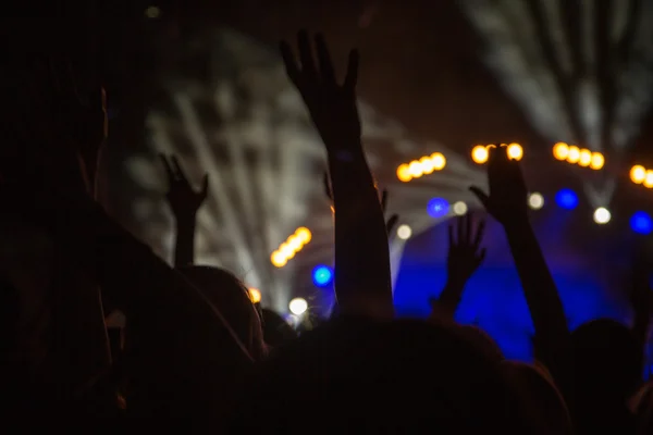 Silhuetas de multidão de concerto na frente de luzes de palco brilhantes — Fotografia de Stock