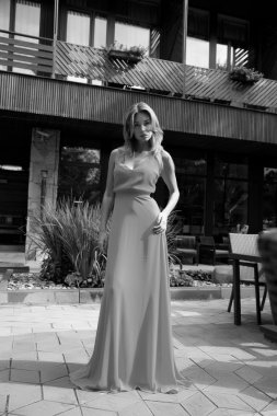 Kırmızı elbiseli şık güzel kız.