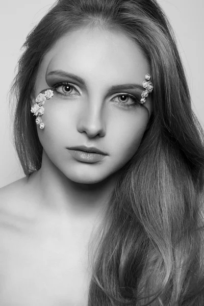 Mooi meisje met een zachte make-up — Stockfoto