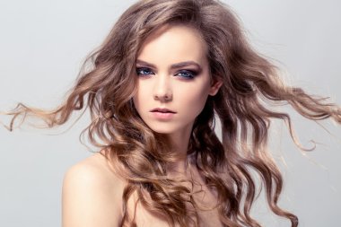 Saç uçan ile genç güzel kız portresi. Moda fotoğraf