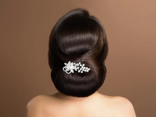 美丽性感的 brunnete 与优雅的发型。美丽的婚礼 — 图库照片