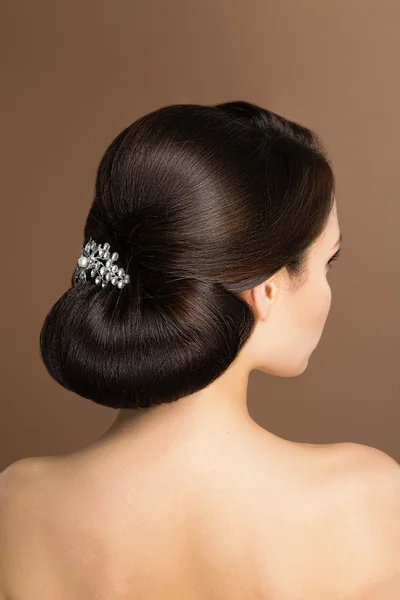 Vackra sensuella brunnete med elegant frisyr. Skönhet bröllop — Stockfoto