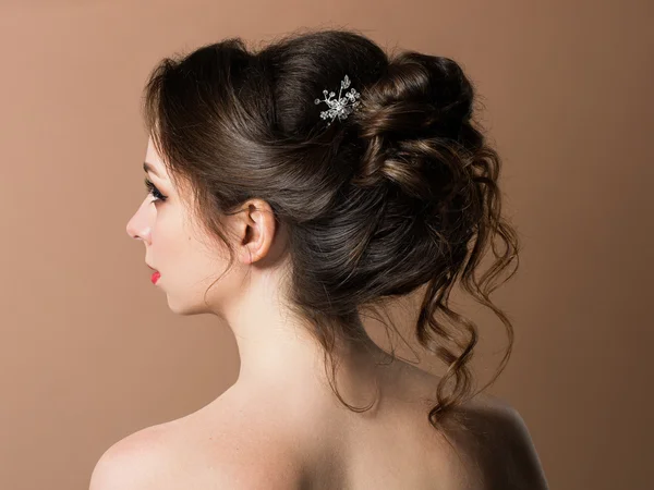 エレガントなヘアスタイルと美しい官能的な brunnete。結婚式の美しさ — ストック写真