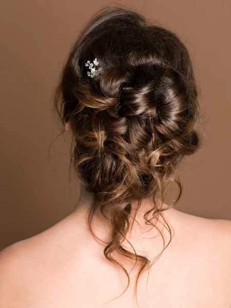 Schöne sinnliche brünete mit eleganter Friseur.beauty Hochzeit — Stockfoto