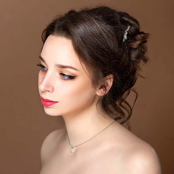 Belle brunnete sensuelle avec coiffure élégante.Mariage beauté — Photo