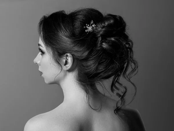 Piękna Brunetka zmysłowy z elegancką fryzurę. Ślub uroda — Zdjęcie stockowe