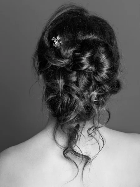 Piękna Brunetka zmysłowy z elegancką fryzurę. Ślub uroda — Zdjęcie stockowe