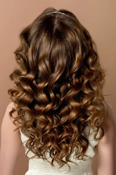 Retrato de moda de mulher jovem com cabelo encaracolado magnífico. Per — Fotografia de Stock