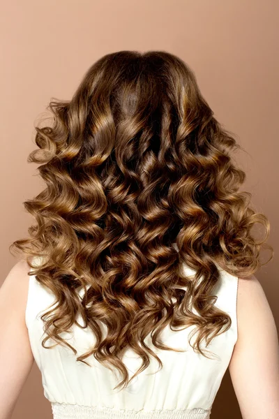 Modeporträt einer jungen Frau mit prachtvollem lockigem Haar. pro — Stockfoto