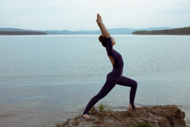 genç kadın dağ gölü yoga uygulamak