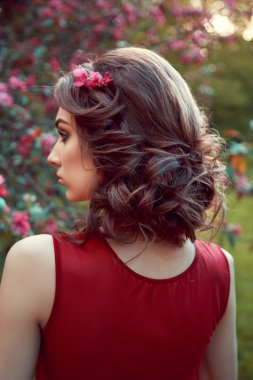 Açık havada güzel romantik Bayan portresi. Mükemmel makyaj bir