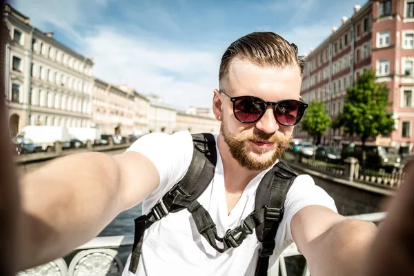 Joven con barba y bigote en gafas de sol y una t blanca - — Foto de stock gratis