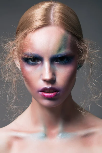 美しいファッションの女性の色の顔の芸術 — ストック写真