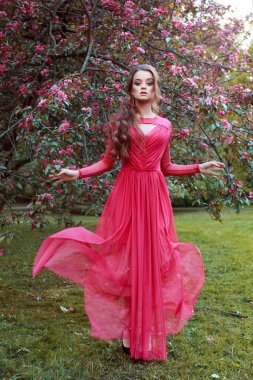 Moda saç örgü başının etrafında darmadağınık. Mutlu güzel