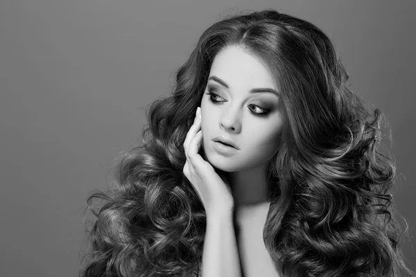 Retrato da Mulher da Beleza. Cabelo longo saudável e mak de férias perfeito — Fotografia de Stock