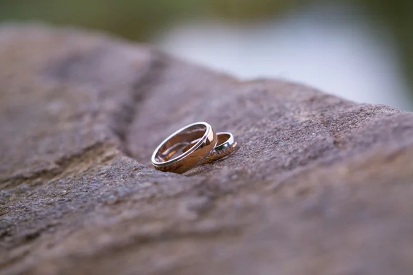 Anéis de casamento. Símbolos de casamento, atributos. Férias, celebração — Fotografia de Stock