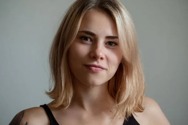Sarışın Kısa Saçlı Genç Bir Kadının Portresi Var Temiz Ciltli — Stok fotoğraf