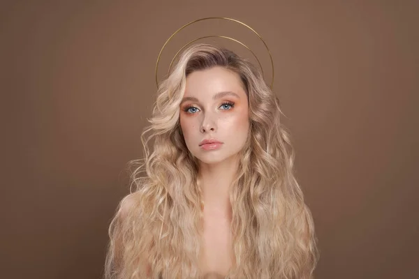 Portrét Krásné Blondýny Dlouhými Vlnitými Vlasy Jemným Make Upem Lesklou Royalty Free Stock Obrázky