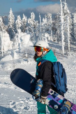 Kayak merkezinde elinde kayak tahtası olan tatlı bir kız.