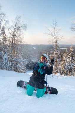 Kayak merkezinde kayak yapan tatlı kız karda mutlu.