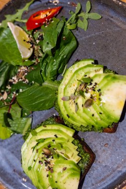 Restoranda bir tabakta avokado tostu.