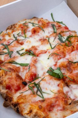 İnce hamurlu İtalyan pizza margaritası.