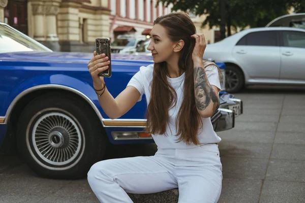 Hermosa Chica Con Pelo Largo Fondo Coche Azul Haciendo Una — Foto de Stock