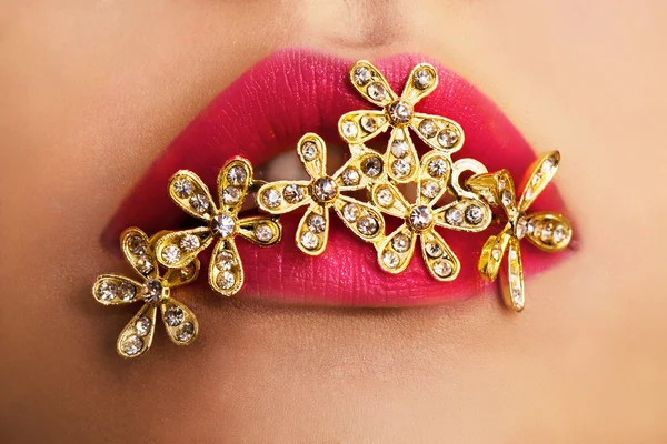 Labios sexys. Detalle de maquillaje de labios rojos belleza. Hermoso maquillaje Clos — Foto de Stock