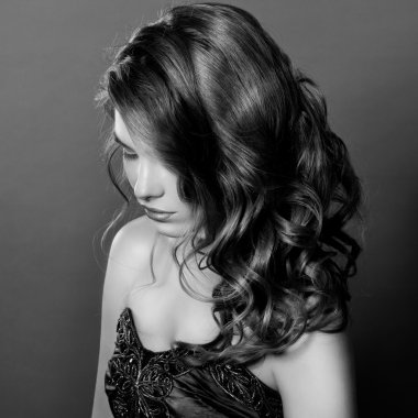 Utangaç genç kız kıvırcık saçlı. Siyah ve beyaz.