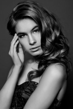 uzun sağlıklı dalgalı saçlı ve mükemmel makyaj güzellik model kız