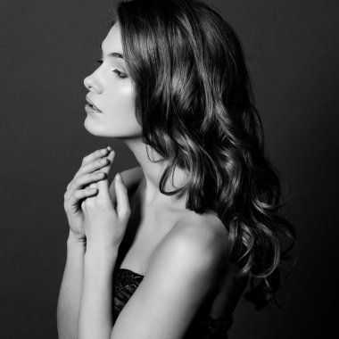 uzun sağlıklı dalgalı saçlı ve mükemmel makyaj güzellik model kız