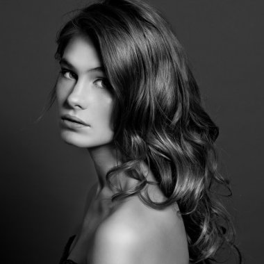 uzun sağlıklı dalgalı saçlı ve mükemmel makyaj güzellik model kız