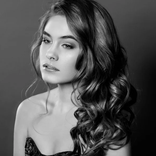 Portret van mooi meisje met krullend haar. Zwart-wit. — Stockfoto