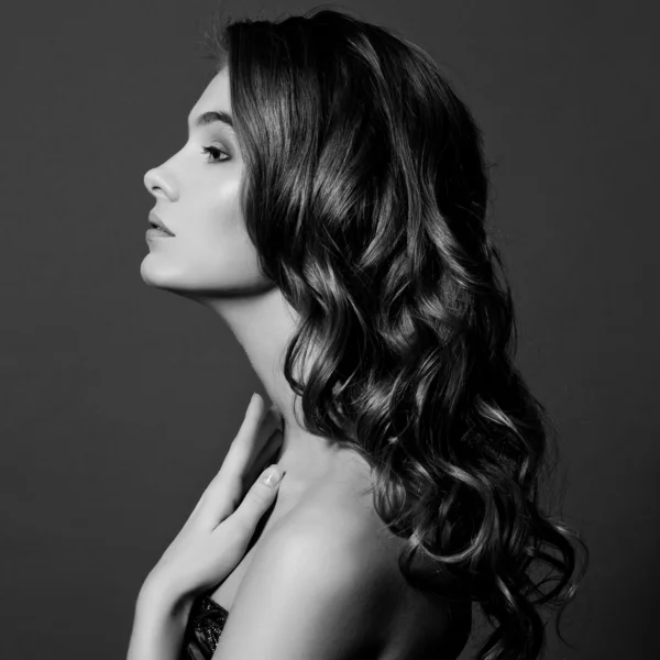 Menina modelo de beleza com cabelo ondulado saudável longo e maquiagem perfeita — Fotografia de Stock