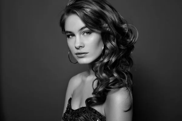 Krásy dívka modelu s dlouho zdravé vlnité vlasy a perfektní make-up — Stock fotografie