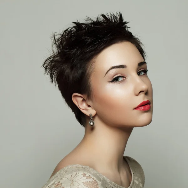 Retrato de una hermosa joven con el pelo corto. Negro y wh —  Fotos de Stock