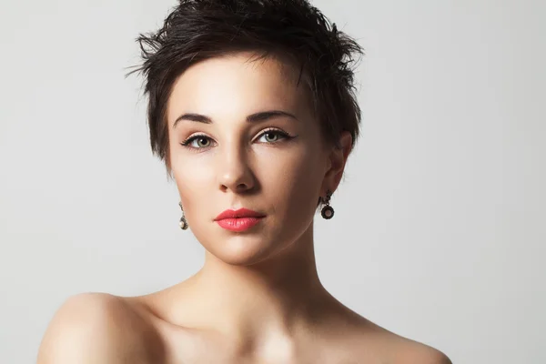 Retrato de una hermosa joven con el pelo corto. Negro y wh —  Fotos de Stock