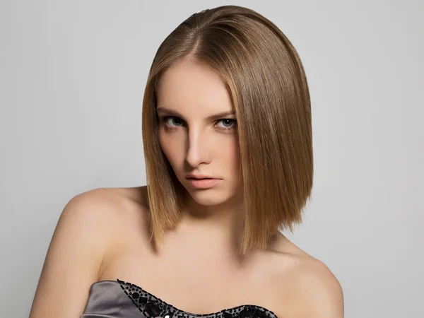 Porträt einer schönen sinnlichen Frau mit eleganter Frisur — Stockfoto