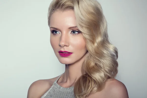 Portrét Blondýnka krása. Krásný model dívka s kudrnatými bl — Stock fotografie